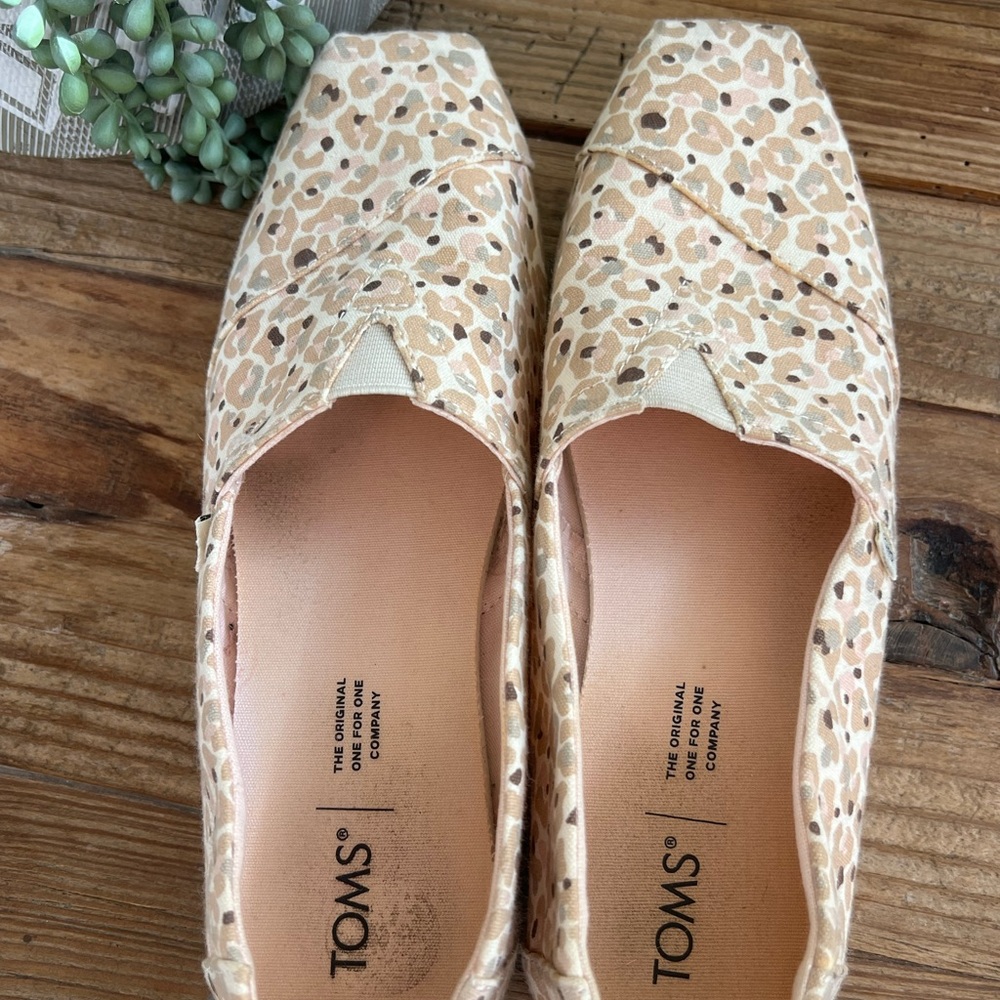 TOMS Women's Beige Leopard Print Shoes